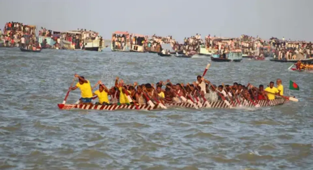 নিকলীর ঘোড়াউত্রা নদীতে দীর্ঘ এক দশক পর ঐতিহ্যবাহী নৌকা বাইচ অনুষ্ঠিত
