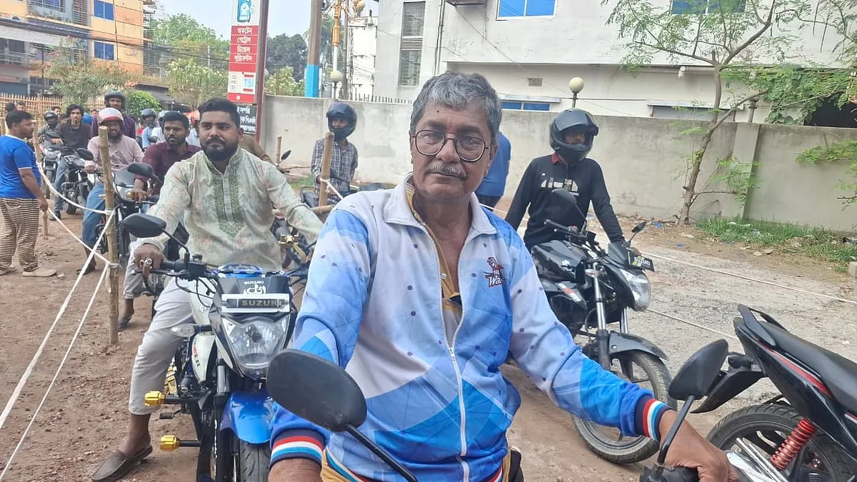 At the age of 65, he waited for seven and a half hours in the oil line