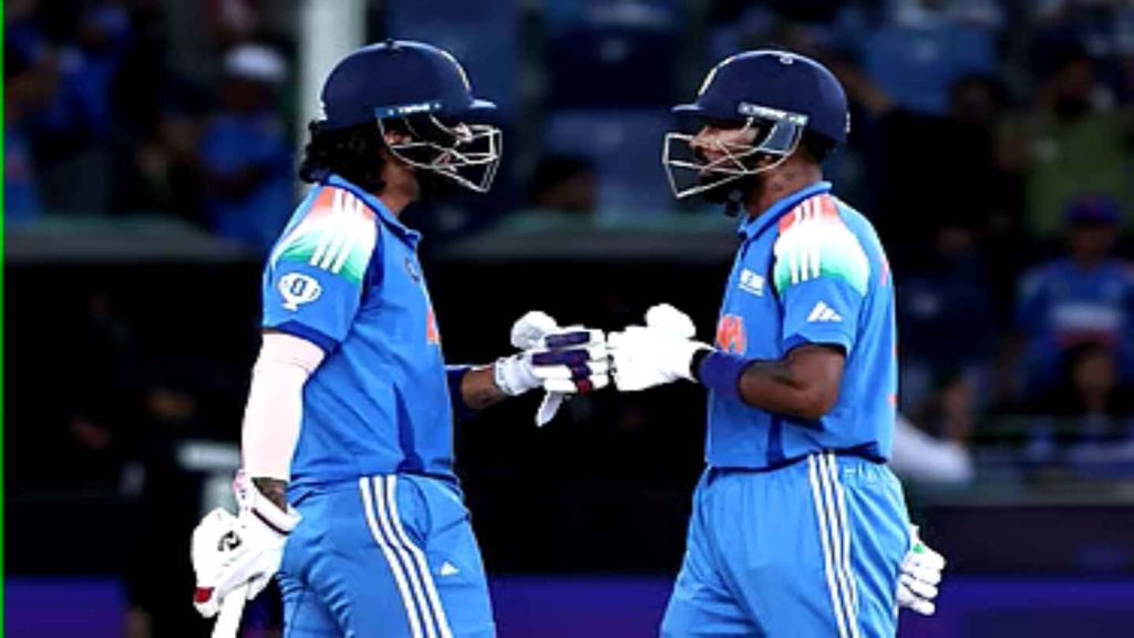 দুবাইয়ে অনুষ্ঠিত চ্যাম্পিয়ন্স ট্রফির ফাইনালে নিউজিল্যান্ডকে পরাজিত করে ভারতের ক্রিকেট দল ট্রফি উদযাপন করছে।