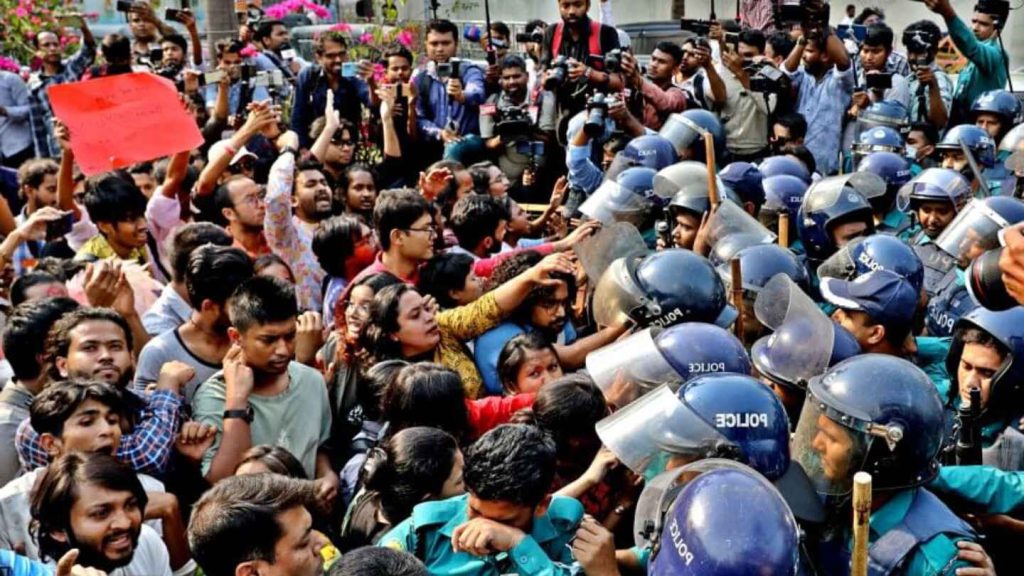 পুলিশ ও ধর্ষণবিরোধী বিক্ষোভকারীদের সংঘর্ষে উত্তেজনা, লাঠিচার্জ ও আহতের ঘটনা ঢাকা ইন্টারকন্টিনেন্টাল হোটেলের সামনে পুলিশের সঙ্গে বিক্ষোভকারীদের সংঘর্ষ, লাঠিচার্জ ও ধস্তাধস্তি।