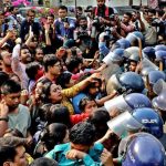 ঢাকা ইন্টারকন্টিনেন্টাল হোটেলের সামনে পুলিশের সঙ্গে বিক্ষোভকারীদের সংঘর্ষ, লাঠিচার্জ ও ধস্তাধস্তি।