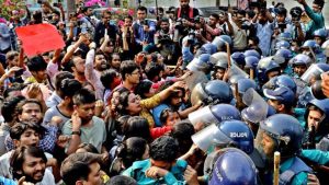 ঢাকা ইন্টারকন্টিনেন্টাল হোটেলের সামনে পুলিশের সঙ্গে বিক্ষোভকারীদের সংঘর্ষ, লাঠিচার্জ ও ধস্তাধস্তি।