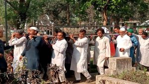 ঢাকা বিশ্ববিদ্যালয়ের সাবেক উপাচার্য অধ্যাপক এ এ এম এস আরেফিন সিদ্দিকের জানাজা ও দাফনের দৃশ্য