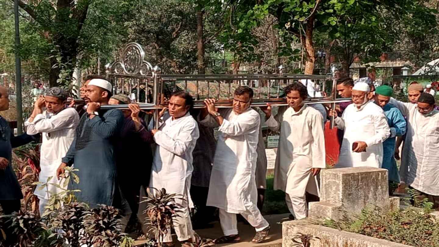 লাশে কাদে নিয়ে হাঁটার ছবি