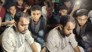 নোয়াখালীর হাতিয়ার জাহাজমারা বাজারে এনসিপি নেতাকর্মীদের সভায় সন্ত্রাসী হামলার পর আহত সমর্থকরা। হামলায় পাঁচ থেকে ছয়জন আহত হন এবং হামলাকারীদের গ্রেপ্তারের দাবিতে বিক্ষোভ চলতে থাকে।