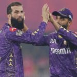 গুয়াহাটিতে কলকাতা নাইট রাইডার্স বনাম রাজস্থান রয়্যালস ম্যাচের মুহূর্ত, যেখানে মঈন আলি ও বরুণ চক্রবর্তী দুর্দান্ত স্পিন বোলিং করেন।