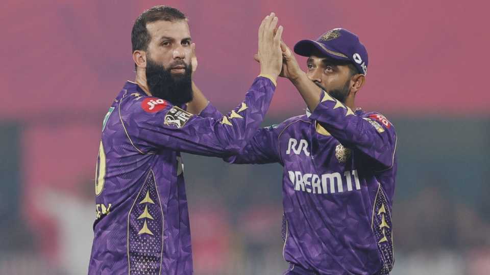 গুয়াহাটিতে কলকাতা নাইট রাইডার্স বনাম রাজস্থান রয়্যালস ম্যাচের মুহূর্ত, যেখানে মঈন আলি ও বরুণ চক্রবর্তী দুর্দান্ত স্পিন বোলিং করেন।