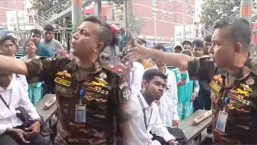 পলিটেকনিক শিক্ষার্থীদের সঙ্গে উত্তপ্ত পরিস্থিতিতে সংযম দেখিয়ে প্রশংসিত সেনা কর্মকর্তা লেফটেন্যান্ট কর্নেল খলিল একটি সংবাদ প্রতিবেদন যেখানে রাজধানীর পলিটেকনিক ইনস্টিটিউট এলাকায় উত্তপ্ত পরিস্থিতিতে বাংলাদেশ সেনাবাহিনীর লেফটেন্যান্ট কর্নেল খলিল সংযম ও দায়িত্বশীল আচরণ প্রদর্শন করেন। প্রতিবেদনটিতে তার ইউনিফর্মে থাকা বিভিন্ন ব্যাজ ও ইনসিগনিয়ার তাৎপর্য, তার পেশাগত অভিজ্ঞতা এবং প্রশিক্ষণের বিবরণ তুলে ধরা হয়েছে। সমাজে তার মানবিক ও পেশাদারিত্বপূর্ণ আচরণ প্রশংসিত হয়েছে।