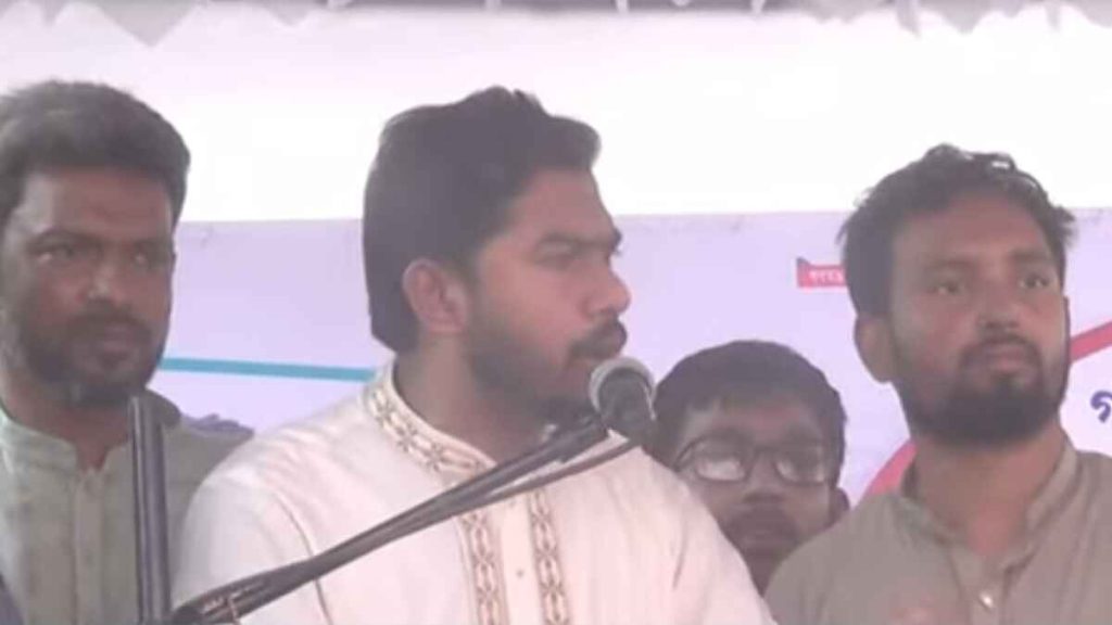 পঞ্চগড়ের উন্নয়ন ও চিনিকল চালুর প্রতিশ্রুতি দিলেন ভিপি নুর পঞ্চগড়ে এক জনসভায় বক্তব্য রাখছেন গণঅধিকার পরিষদের শীর্ষ নেতা ভিপি নুর। তিনি সরকারি প্রতিষ্ঠানের লোকসান, সঠিক নিয়োগ, শিক্ষকদের মর্যাদা ও বেতন বৃদ্ধি এবং পঞ্চগড়ের সম্ভাবনা নিয়ে কথা বলছেন। এছাড়া পঞ্চগড় ও রংপুর অঞ্চলের চিনিকল পুনরায় চালুর প্রতিশ্রুতি দেন এবং জনগণকে আন্দোলনের আহ্বান জানান।