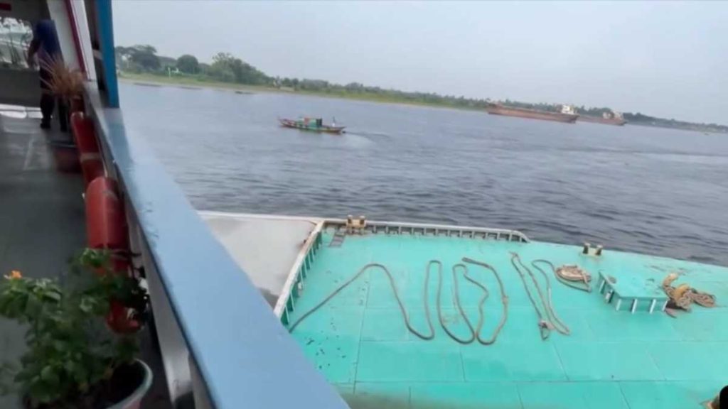 চাঁদপুর নদীতে ময়ূর-৭ লঞ্চের দুর্ঘটনা, অল্পের জন্য রক্ষা পেল শতাধিক যাত্রী চাঁদপুর নদীতে ময়ূর-২ লঞ্চের দুর্ঘটনা, অল্পের জন্য রক্ষা পেল শতাধিক যাত্রী