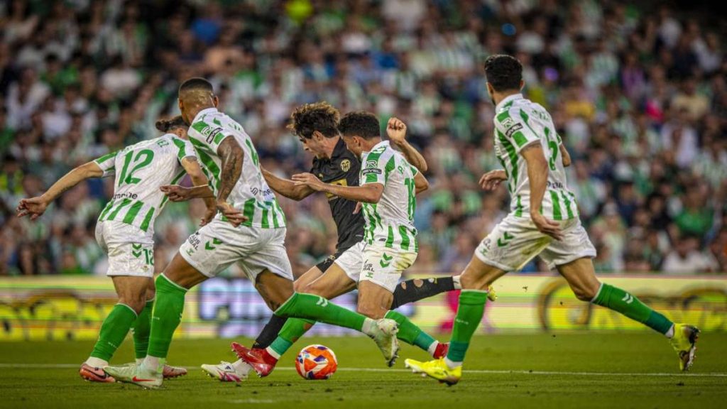 Real Betis vs Valencia: অ্যান্টনির গোলে লিড, রাফা মির-এর সমতায় ড্র ম্যাচে লা লিগা শেষ করল দুই দল Real Betis vs Valencia: অ্যান্টনির গোলে লিড, রাফা মির-এর সমতায় ড্র ম্যাচে লা লিগা শেষ করল দুই দল