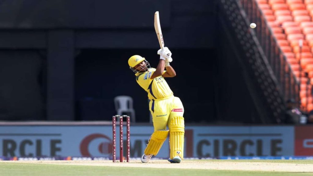 মাত্র ১৭ বছর বয়সেই সিএসকের (CSK) ইতিহাস গড়ে আইপিএলে নজর কাড়লেন আয়ুষ মাত্রে (Ayush Mhatre), গুজরাটের (GT) বিপক্ষে খেললেন ১৭ বলে ৩৪ রানের বিস্ফোরক ইনিংস