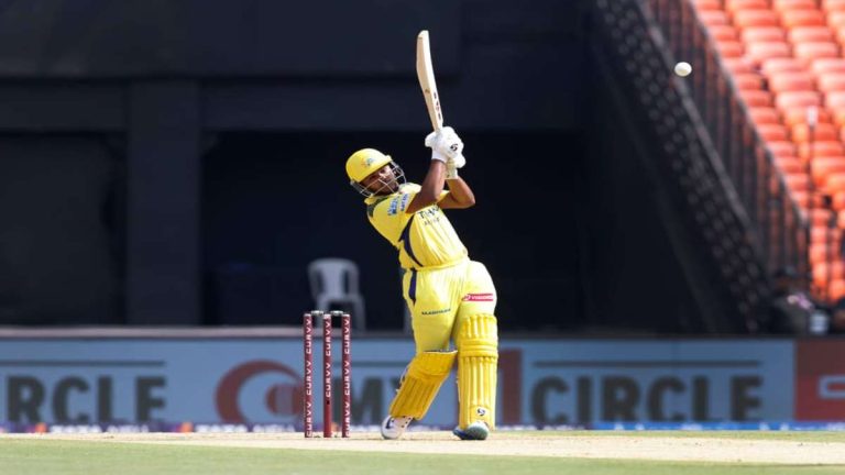 মাত্র ১৭ বছর বয়সেই সিএসকের (CSK) ইতিহাস গড়ে আইপিএলে নজর কাড়লেন আয়ুষ মাত্রে (Ayush Mhatre), গুজরাটের (GT) বিপক্ষে খেললেন ১৭ বলে ৩৪ রানের বিস্ফোরক ইনিংস