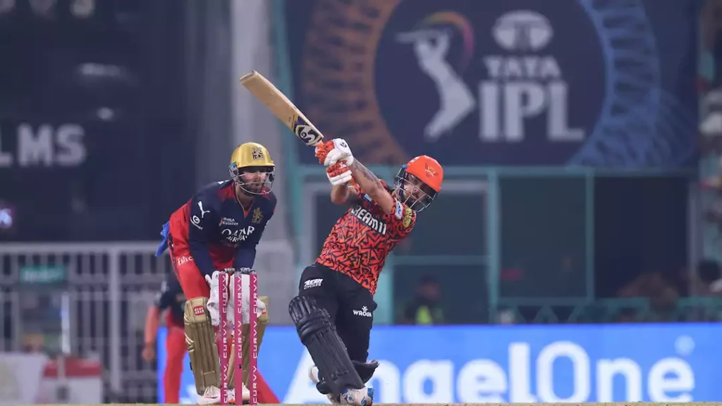 ম্যাচ রেজাল্ট:সানরাইজার্স হায়দরাবাদ (SRH) জয়ী হয়েছে ৪২ রানে, প্রথমে ব্যাট করে SRH তোলে ২৩২ রান, জবাবে রয়্যাল চ্যালেঞ্জার্স বেঙ্গালুরু (RCB) গুটিয়ে যায় ১৮৯ রানে।