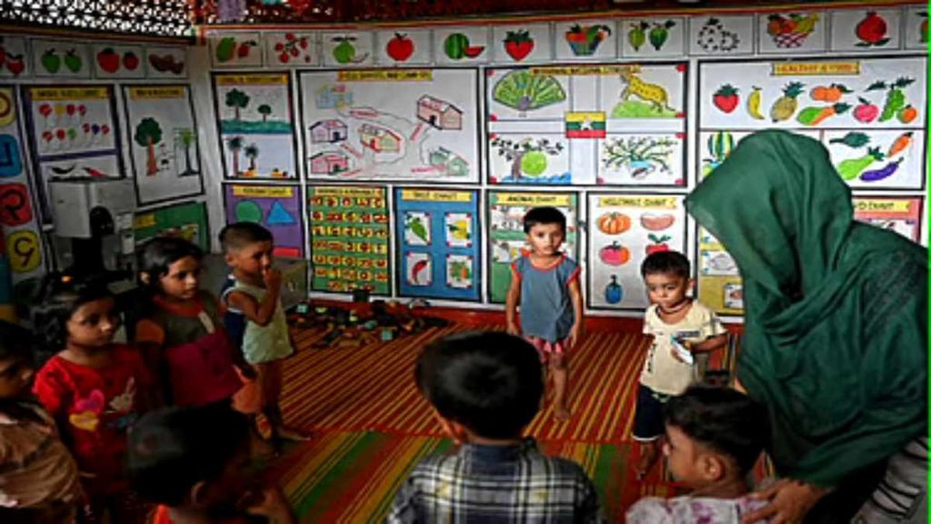 রোহিঙ্গা ক্যাম্পে সহায়তা সংকট: ১,০০০’র বেশি শিক্ষকের চাকরিচ্যুতি UNICEF-এর, আরও ছাঁটাইয়ের আশঙ্কা ১২ সেপ্টেম্বর ২০২৪ তারিখে তোলা এই ছবিতে, শোনজিদা, একজন রোহিঙ্গা মহিলা উখিয়ার একটি শরণার্থী শিবিরের একটি স্কুলে শিক্ষকতা করছেন।