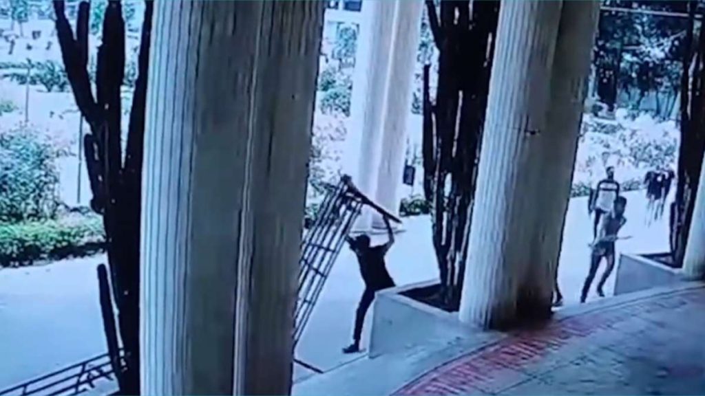 রবীন্দ্রনাথ ঠাকুরের কাচারি বাড়িতে হামলা ও ভাঙচুর, মারধরের ঘটনায় উত্তপ্ত শাহজাদপুর রবীন্দ্রনাথ ঠাকুরের কাচারি বাড়িতে হামলা ও ভাঙচুর, মারধরের ঘটনায় উত্তপ্ত শাহজাদপুর