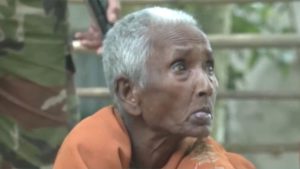 বৃদ্ধা মাকে কাঠফাটা রোদে ফেলে রাখলেন তিন সন্তান, স্থানীয়দের চাপেই মিলল সাময়িক আশ্রয়