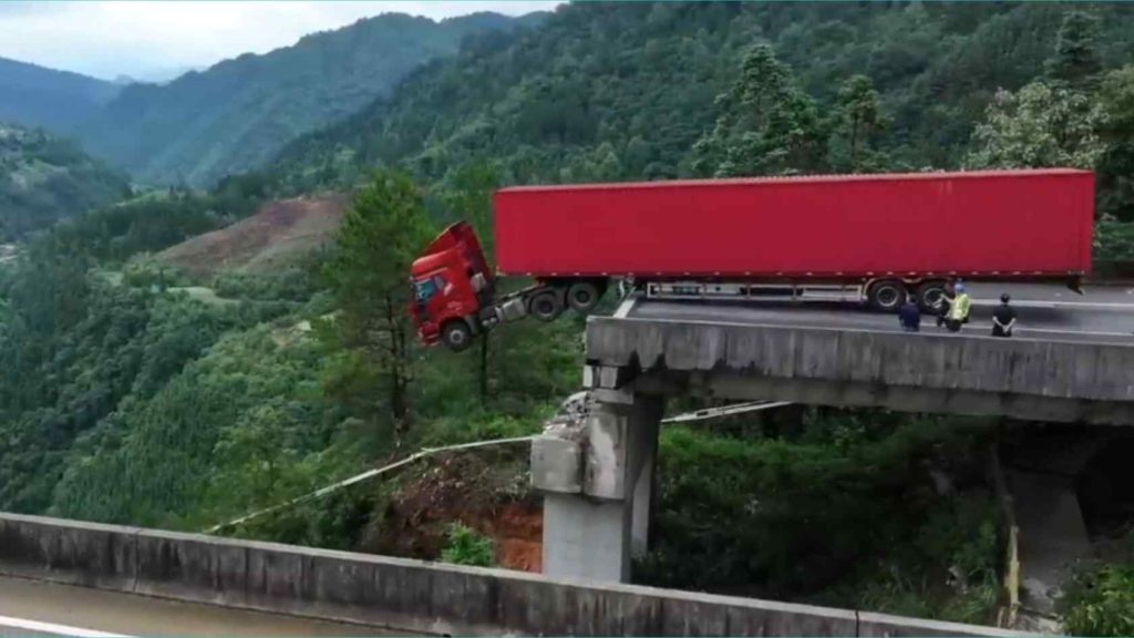 চীনে ভয়াবহ সেতু ধস: মাঝ আকাশে ঝুলে গেল ট্রাক, অলৌকিকভাবে প্রাণে বাঁচলেন চালক চীনে ভয়াবহ সেতু ধস: মাঝ আকাশে ঝুলে গেল ট্রাকের ছবি