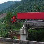 চীনে ভয়াবহ সেতু ধস: মাঝ আকাশে ঝুলে গেল ট্রাকের ছবি