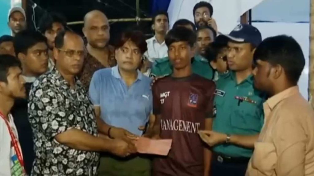 সড়ক দুর্ঘটনায় বাবাকে হারানো কিশোর আরিফুলের পাশে তারেক রহমান, মানবিক সহায়তা হাট কমিটির সড়ক দুর্ঘটনায় বাবাকে হারানো কিশোর আরিফুলের পাশে তারেক রহমান, মানবিক সহায়তা হাট কমিটির
