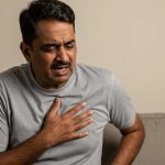 একজন ব্যক্তির হঠাৎ বুকে ব্যথা উঠেছে এমন দৃশ্য