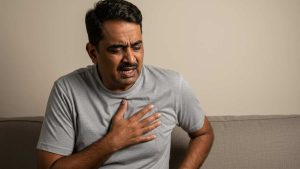 একজন ব্যক্তির হঠাৎ বুকে ব্যথা উঠেছে এমন দৃশ্য