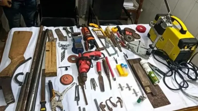 পাবনার আটঘরিয়ায় অস্ত্র তৈরির সরঞ্জামসহ দু’জন আটক