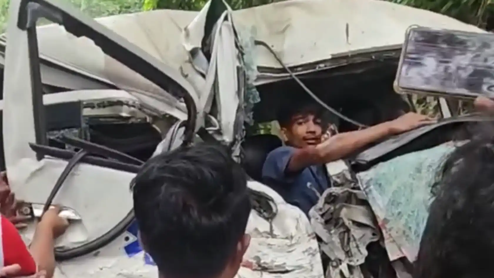 ফরিদপুরে অ্যাম্বুলেন্স-বাস সংঘর্ষে আহত চালক