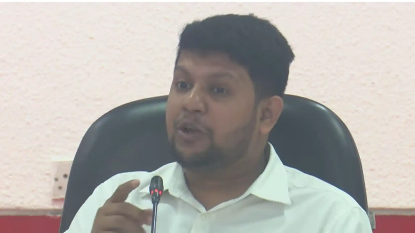 ছাত্র উপদেষ্টাদের পদত্যাগ দাবি : অনিশ্চয়তার কথা জানালেন তথ্যপদেষ্টা মাহফুজ আলম