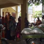 শরীয়তপুরে মা ইলিশ সংরক্ষণে জেলেদের মাঝে প্রণোদনার চাল বিতরণ