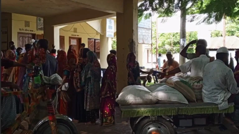 শরীয়তপুরে মা ইলিশ সংরক্ষণে জেলেদের মাঝে প্রণোদনার চাল বিতরণ