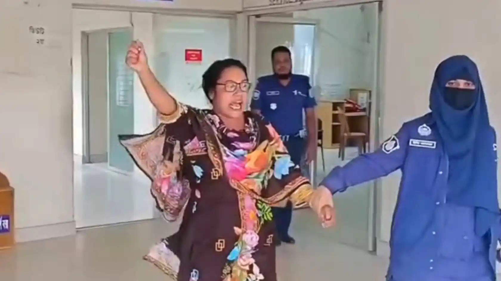 শরীয়তপুরে যুব মহিলা লীগ নেত্রী গ্রেপ্তার, থানার ভেতরেই দিলেন স্লোগান শরীয়তপুরে যুব মহিলা লীগ নেত্রী গ্রেপ্তার, থানার ভেতরেই দিলেন স্লোগান