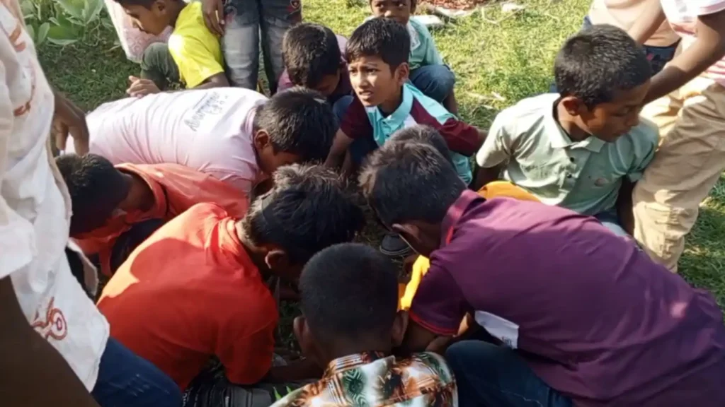 ৩৬ নং পশ্চিম কোদালপুর সরকারি প্রাথমিক বিদ্যালয়ের শিক্ষাসফর: নৌকায় পদ্মা-মেঘনা ভ্রমণে শিক্ষার্থীদের আনন্দ শরীয়তপুরের গোসাইরহাট উপজেলার ৩৬ নং পশ্চিম কোদালপুর সরকারি প্রাথমিক বিদ্যালয়ে বৃহস্পতিবার (১৩ নভেম্বর) শিক্ষার্থীদের জন্য এক ভিন্নধর্মী শিক্ষাসফরের আয়োজন করা হয়। পাঠ্যপুস্তকের বাইরের জ্ঞান অর্জন ও আনন্দমুখর পরিবেশে শেখার সুযোগ করে দিতেই এ সফরের আয়োজন করে বিদ্যালয় কর্তৃপক্ষ।