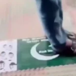 ঢাবির তিন হলে পাকিস্তানের প্রতীকী পতাকা পদদলিত করে শিক্ষার্থীদের প্রতিবাদ