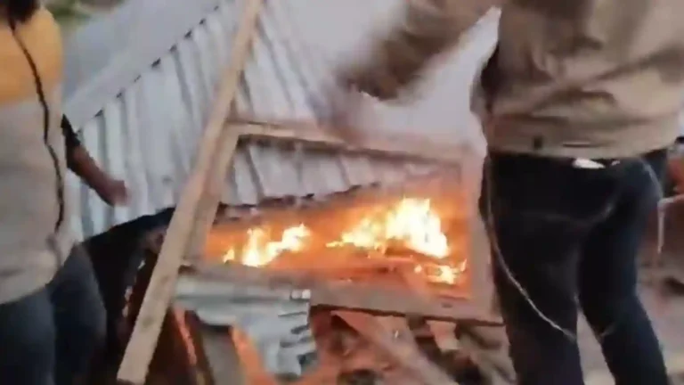 শরীয়তপুরে মাদকবিরোধী জনতার অভিযান: আড্ডাখানায় ভাঙচুর ও অগ্নিসংযোগ