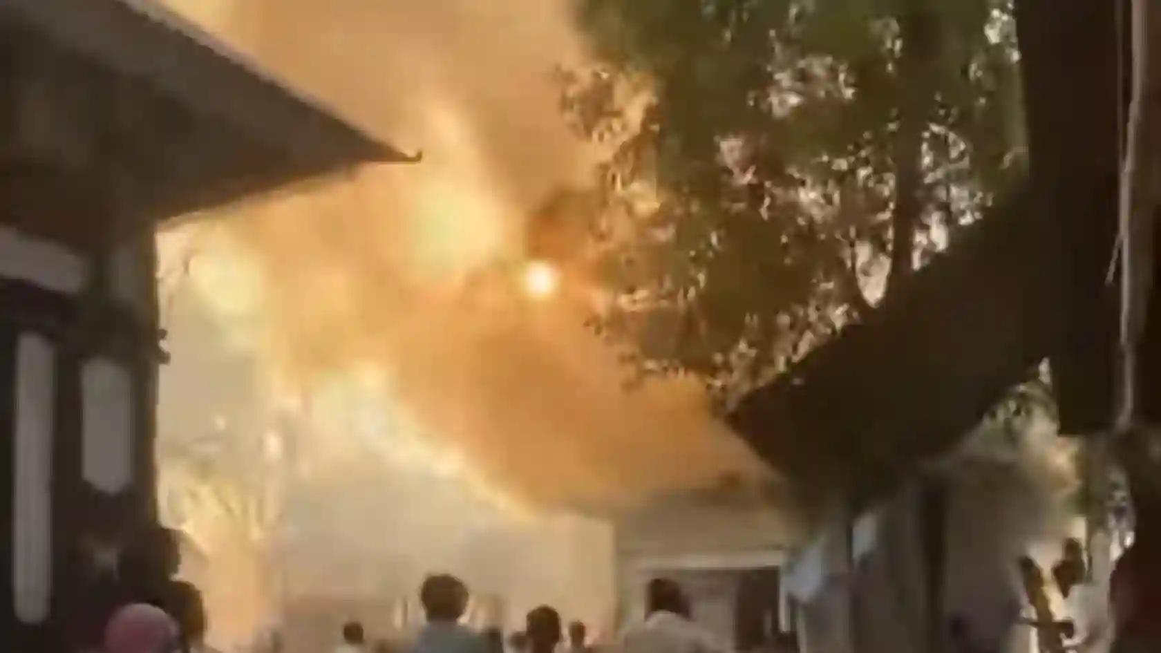 শরীয়তপুরের দক্ষিণ তারাবুনিয়ায় আগুনের তাণ্ডবে দুই পরিবারের ৫টি ঘর পুড়ে ছাই, ১৫ লাখ টাকার ক্ষতি