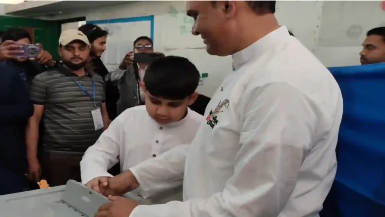 পরিবারসহ কোদালপুর কেন্দ্রে ভোট দিলেন ধানের শীষের প্রার্থী অপু, বললেন—‘ঈদের দিনের মতো উৎসব’