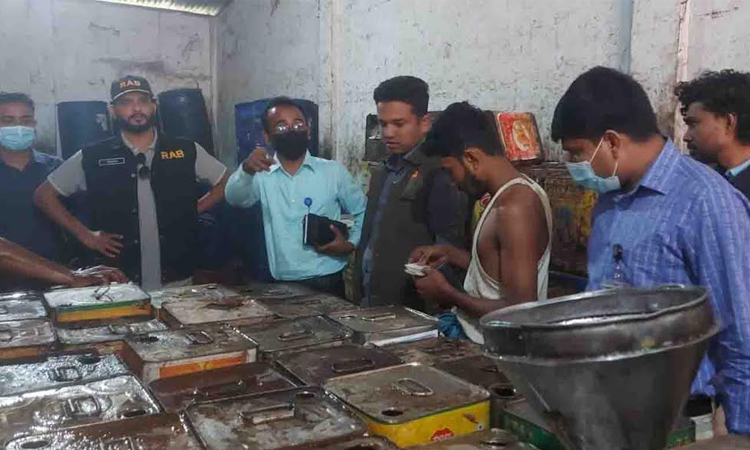 ফেনীতে ৫੦,੦੦੦ লিটার ভোজ্য তেল মজুত, ব্যবসায়ীকে জরিমানা