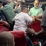 People were gathered on the phone, attacked the train when the train stopped at the station