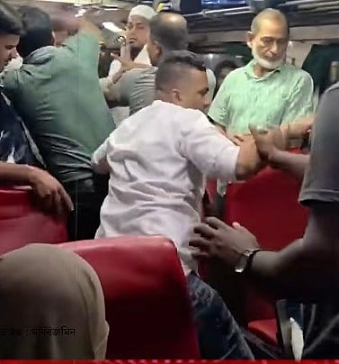 People were gathered on the phone, attacked the train when the train stopped at the station