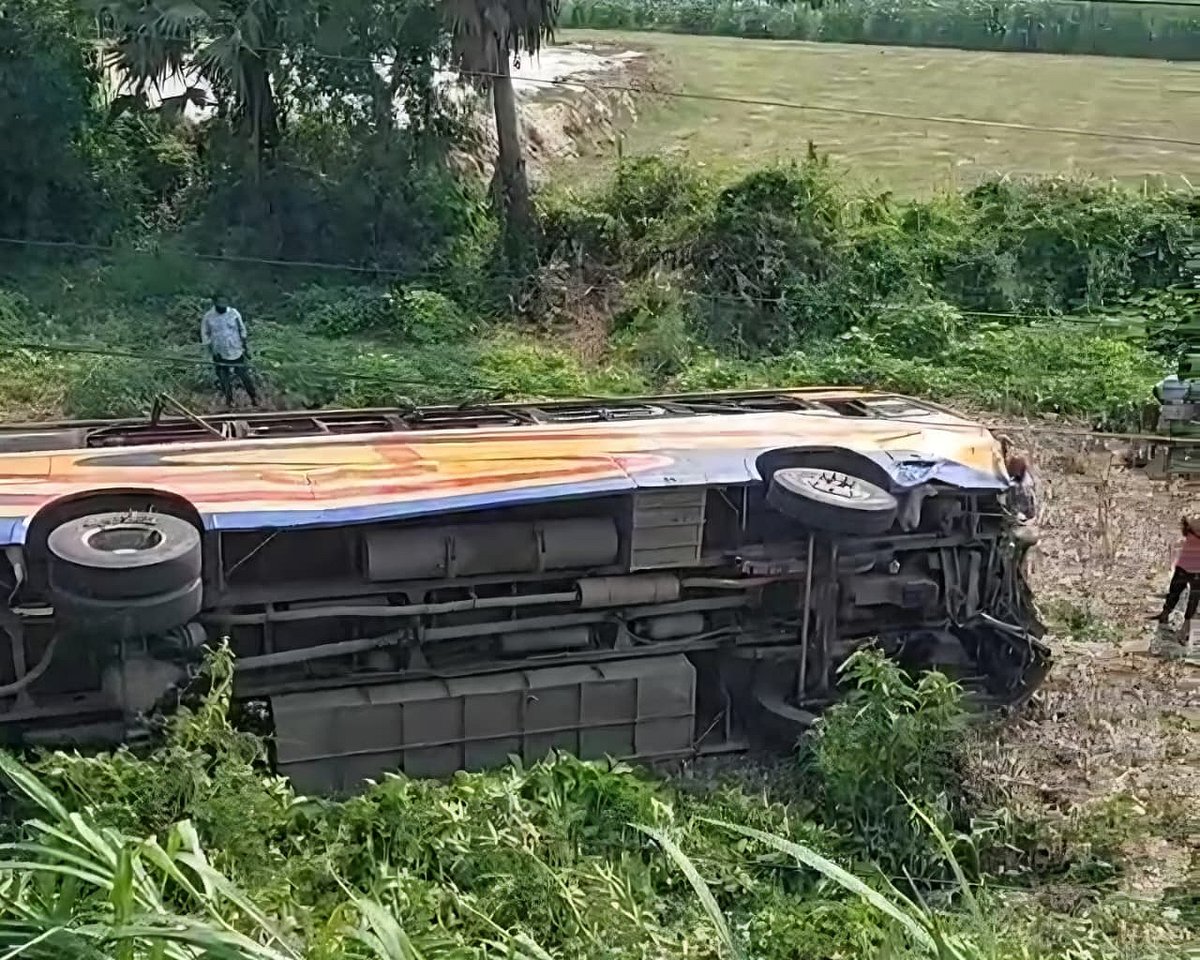 2 passengers of pickup killed in head-on collision in Faridpur, 29 injured when bus overturned