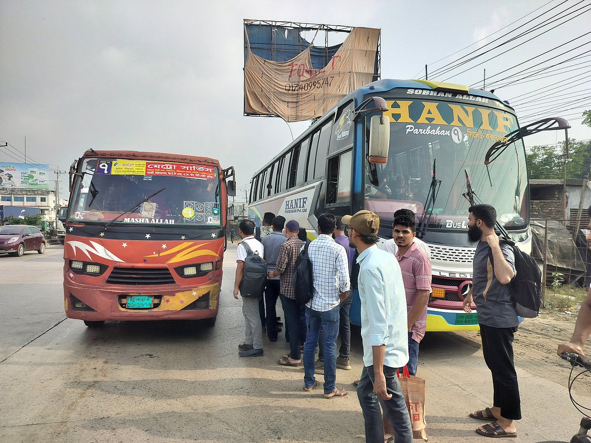 The bus bound for Cox’s Bazar from Sylhet stopped at Chittagong, passengers suffered