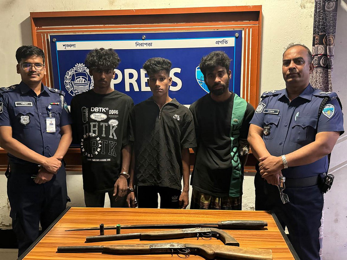 They were preparing to rob by sitting behind a tree, they had guns and guns in their hands