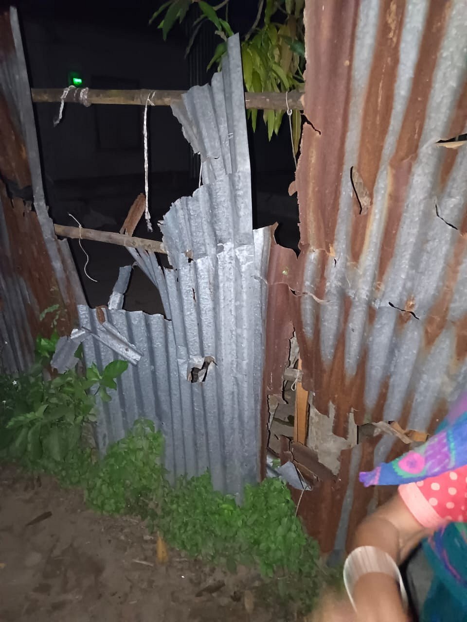 Clash between two sides by burning torch light in Saltha – vandalism – fire, injured 13
