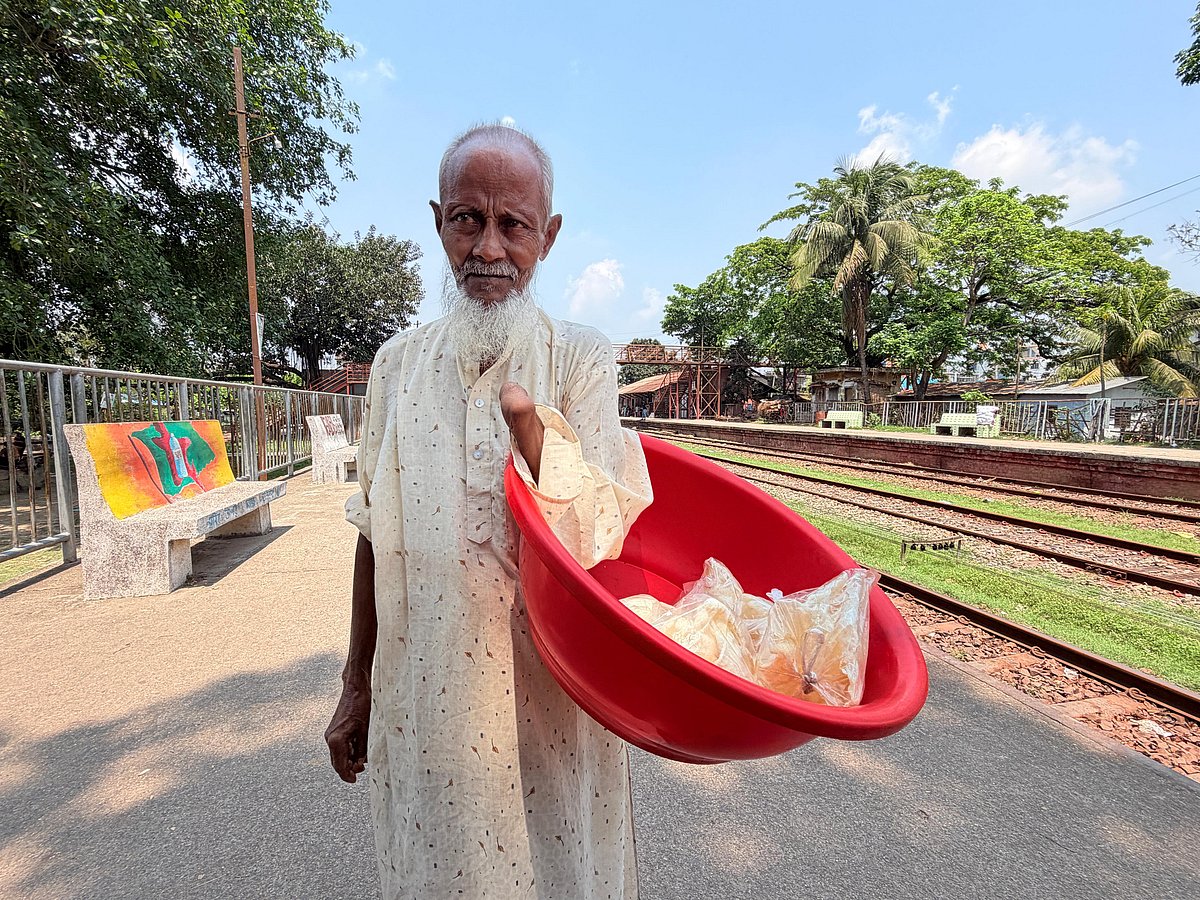 Samad Sells Papads Four Decades After Factory Accident