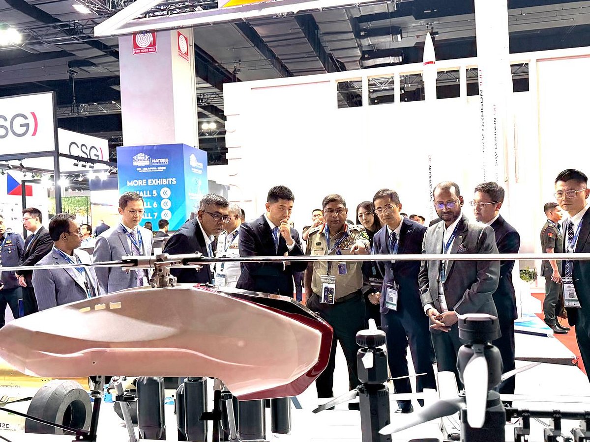 Army chief visits defense exhibition in Malaysia