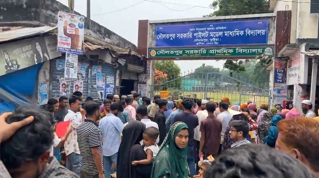 In Kushtia regular examinees are given questions of irregular examinees