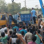 The container hit the lorry, the driver’s assistant was rescued with the help of a heavy crane