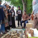 Artists sit on the pavement, showpieces are sold at high prices in showrooms