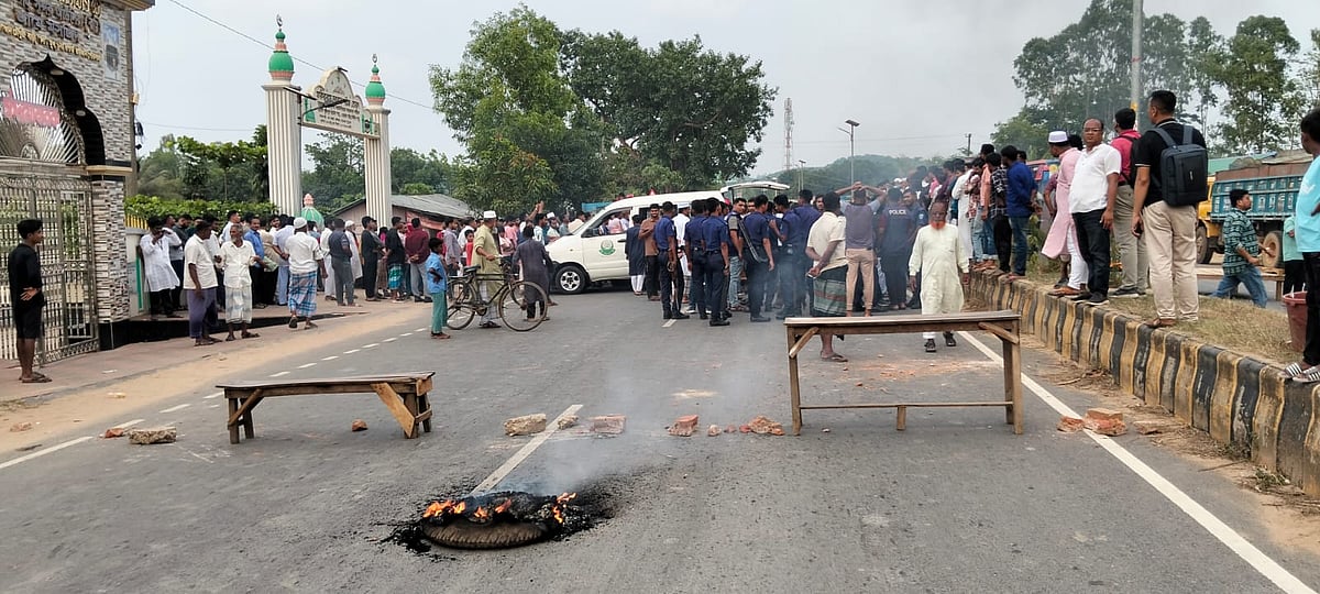 Blockade of the highway to keep the body of the murdered BNP worker in Raujan